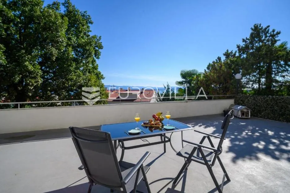 Lovran, dvosoban stan sa prekrasnom terasom i pogledom na more, 60 m²