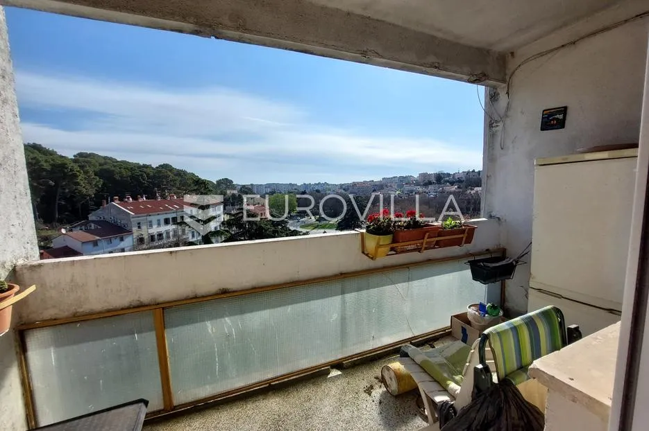 istra, pula, stan s pogledom na grad i šumu - slika 10