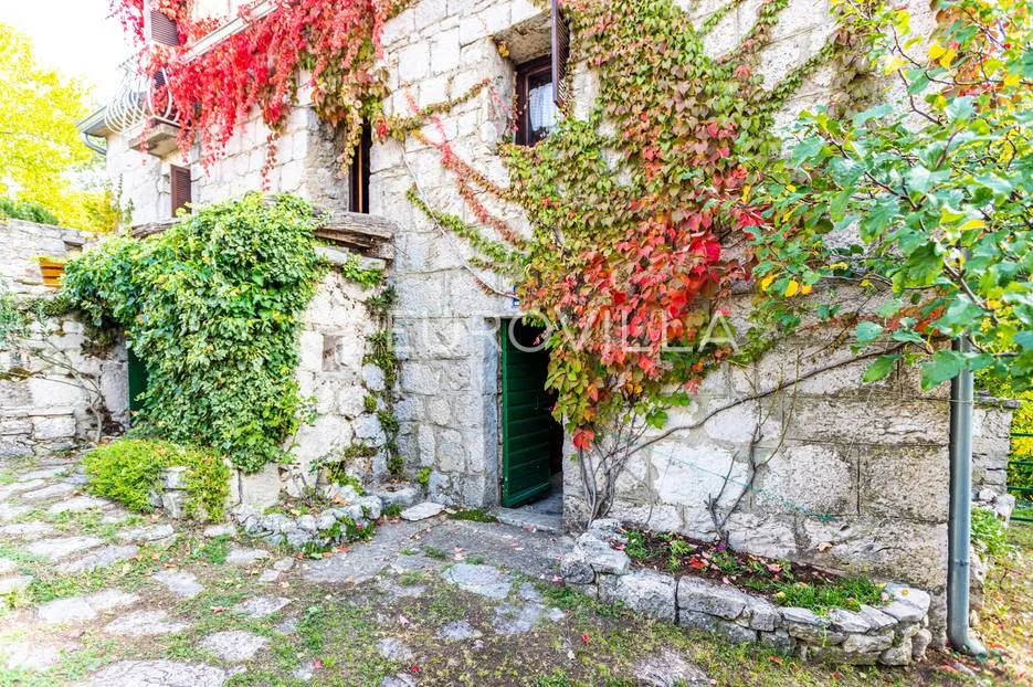 imotski, lovreć, jedinstvena kamena kuća - slika 3