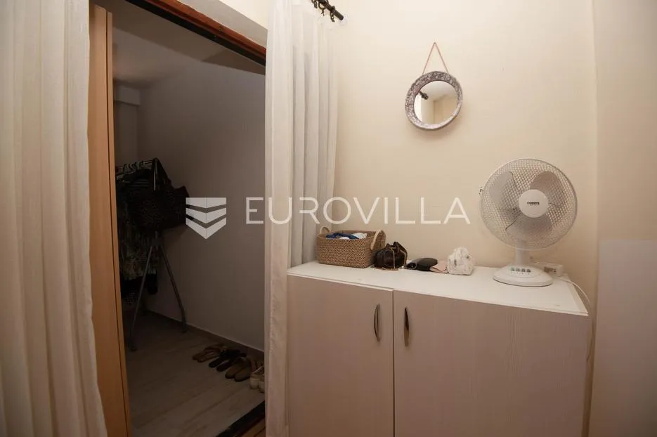 tisno, ekskluzivna apartmanska kuća prvi red do mora s panoramskim pogledom i brodicom - slika 17