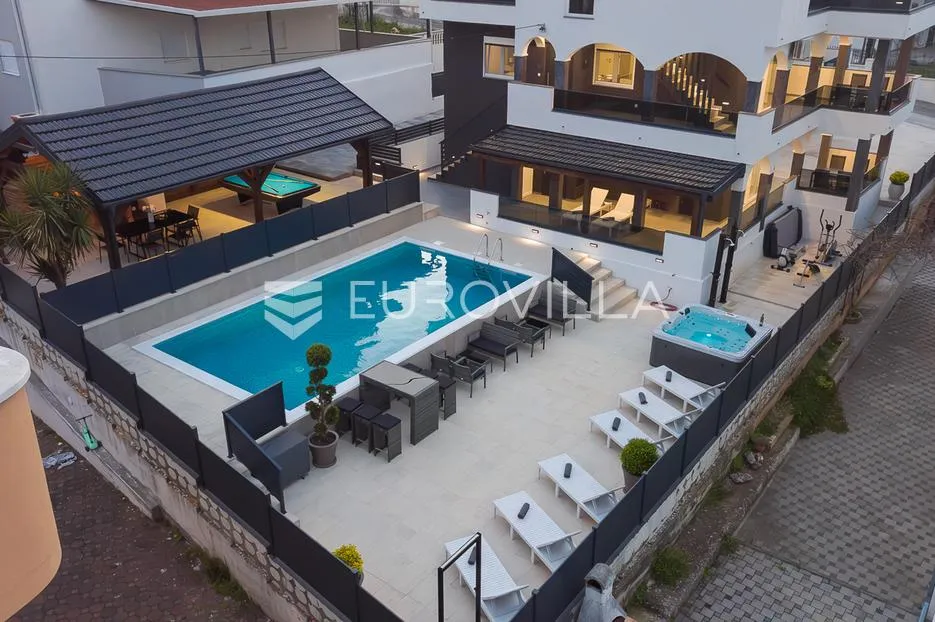 čiovo, okrug, vila sa šest apartmanski jedinica i bazenom - slika 3