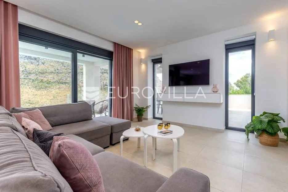 split, žrnovnica, moderna vila s bazenom i panoramskim pogledom smještena na zemljištu od 3740 m² - slika 10