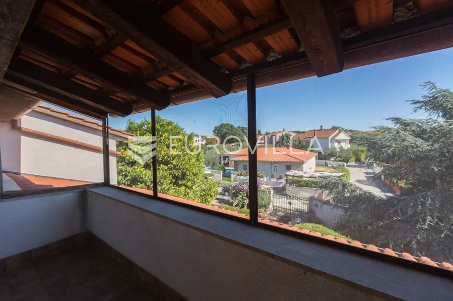 pula, veli vrh, vila s 4 odvojena apartmana, bazenom i velikom okućnicom - slika 23
