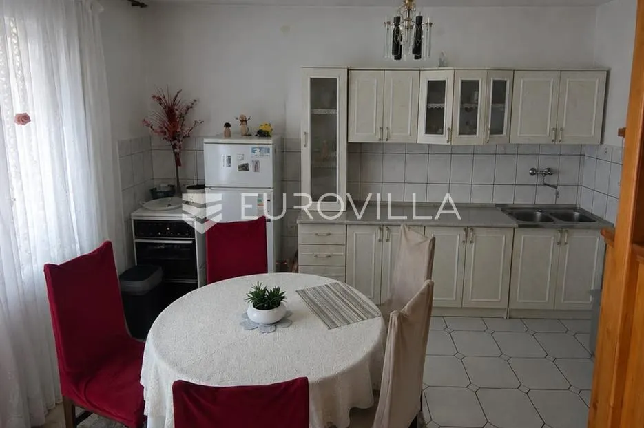senj, kuća s dva stana i okućnicom, pogled na more - slika 5