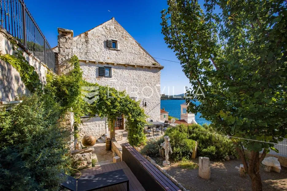 šibenik, stara gradska jezgra, povijesna palača iz 12. stoljeća - slika 2