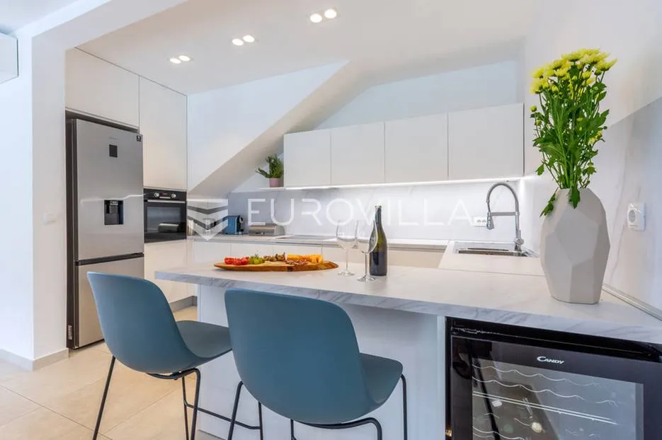 split, žrnovnica, moderna vila s bazenom i panoramskim pogledom smještena na zemljištu od 3740 m² - slika 5