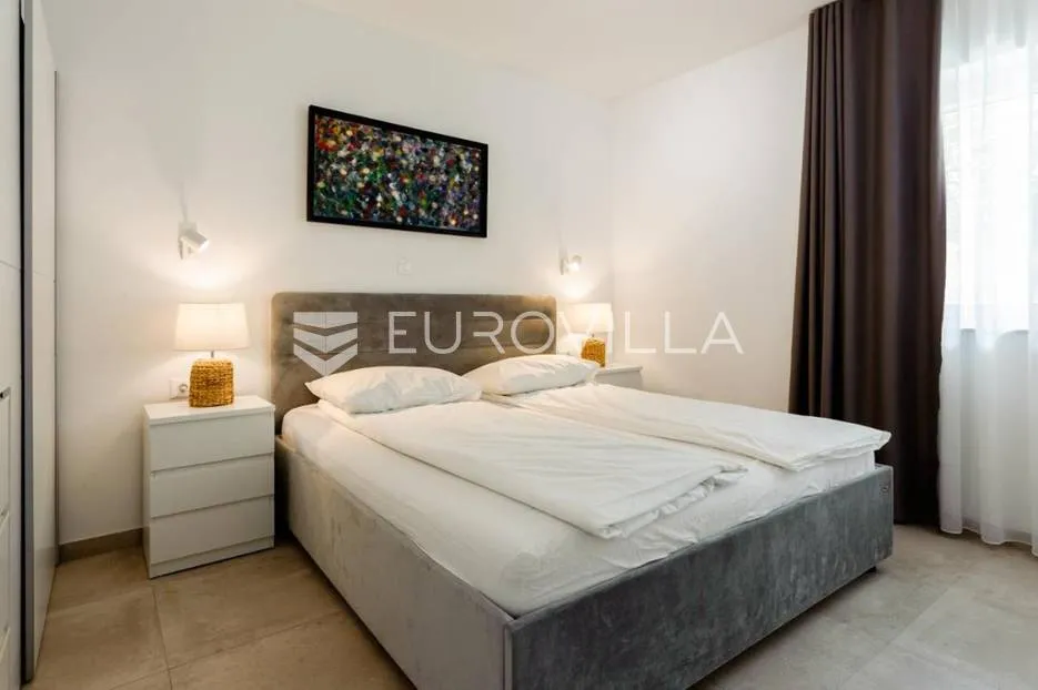 trogir, novouređena dvojna kuća, dostupna od 01.10.2026 do 01.06.2027 - slika 10