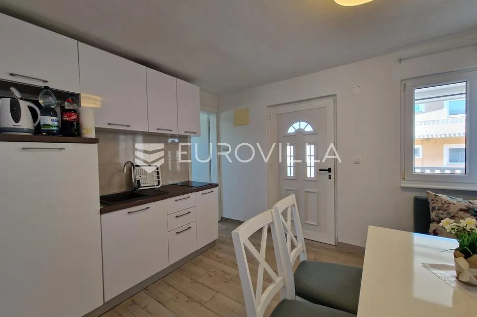 vir, simpatičan trosoban apartman svega 80 m od plaže s prostranom terasom - slika 13