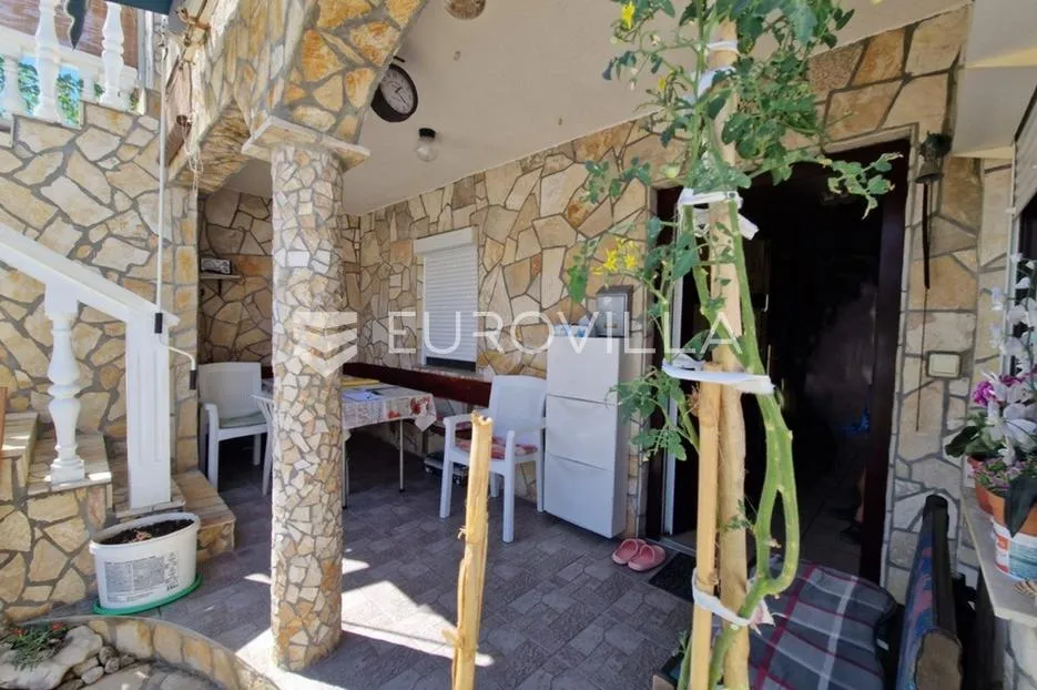 vir, nekretnina na izvrsnoj lokaciji, 40 m od mora, s dva odvojena apartmana - slika 28