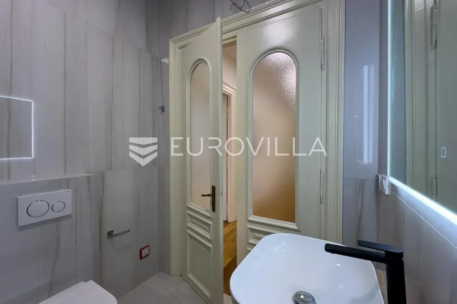 istra, pula, u centru grada moderno opremljen trosobni stan 85 m² - slika 6
