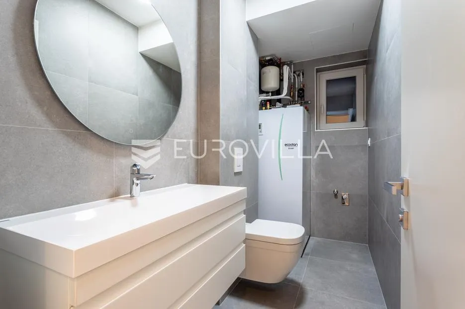 vodice, novogradnja, prostran apartman s dvorištem u centru mjesta, 146,06 m² - slika 7