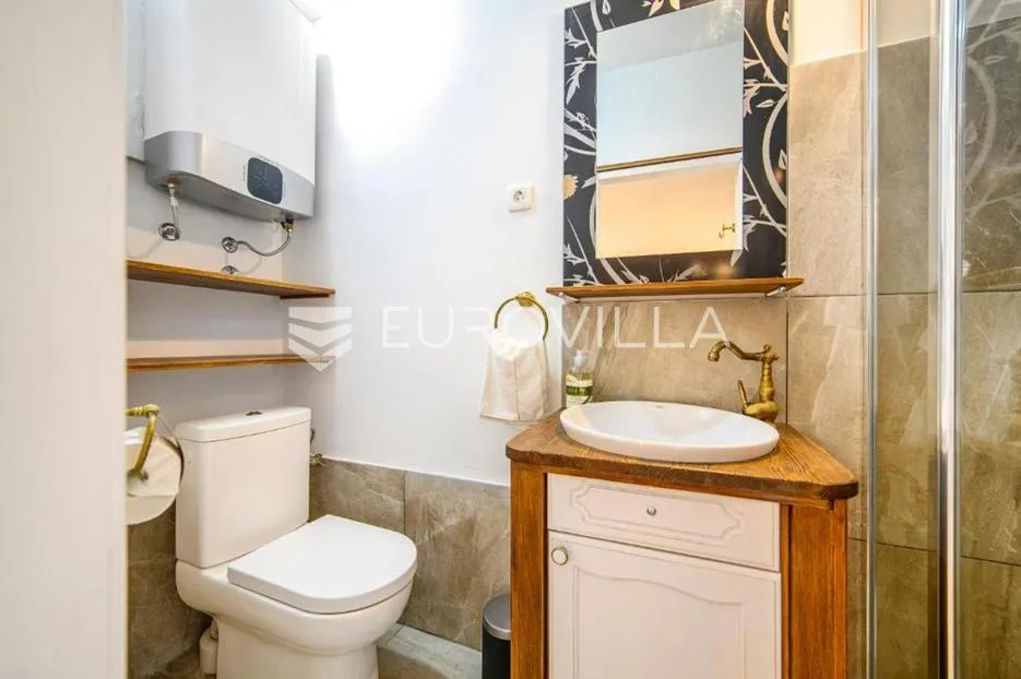 šibenik, stara gradska jezgra, renoviran stan sa 3 stambene jedinice - slika 21