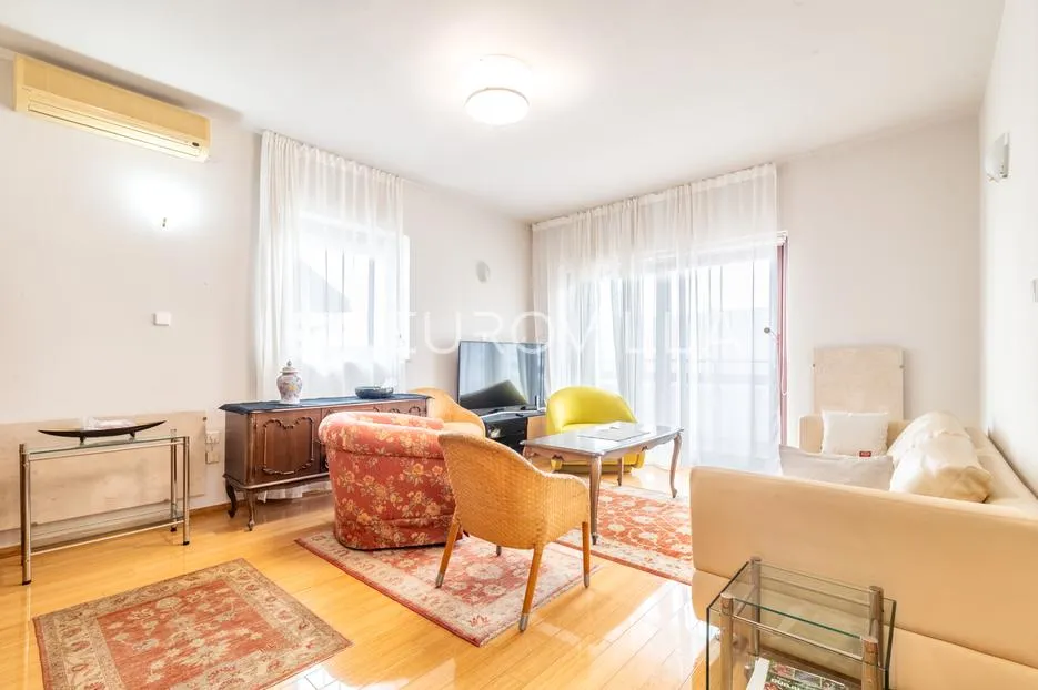 Zagreb, Mikulići, izvrstan trosoban stan s parkirnim mjestom 70 m²