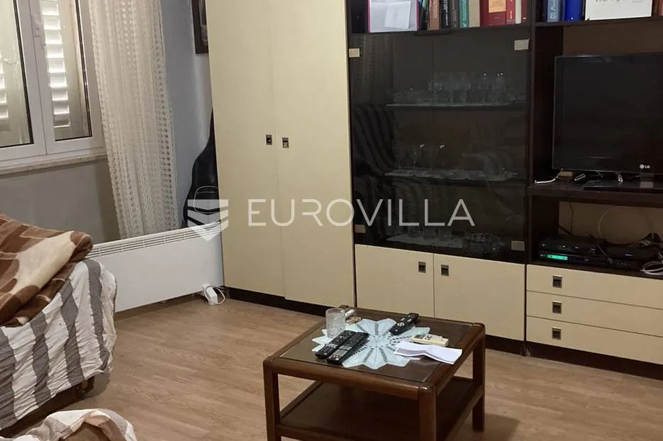 centar rovinja, kuća u nizu, 20 m do rive i mora, ogroman potencijal - slika 1