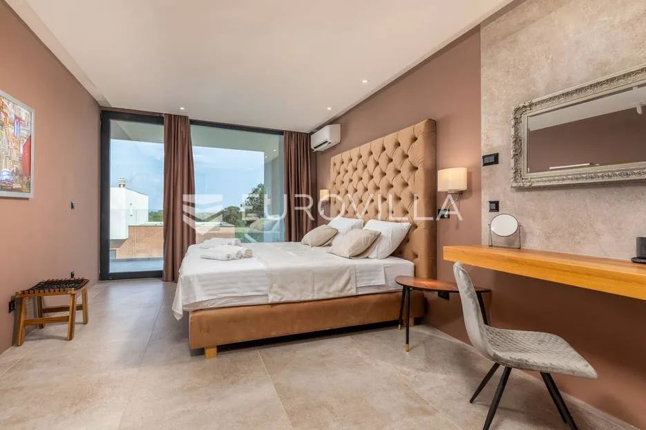 istra, okolica pule, novogradnja vrhunska villa s bazenom 460 m do mora - slika 24