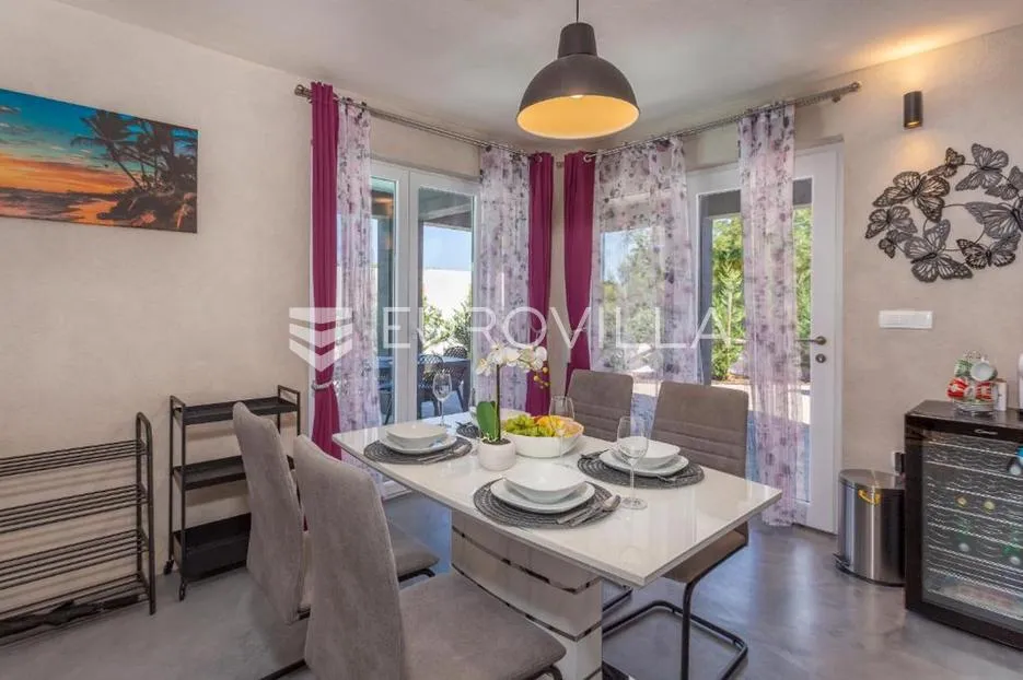 krk, dobrinj, moderna dvojna kuća s bazenom i saunom 107 m², okućnica 315 m² - slika 12