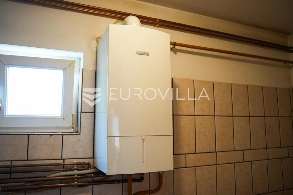 tovarnik, izuzetna prilika, prostrana kuća s tri stana i okućnicom od 1.949 m² - slika 11