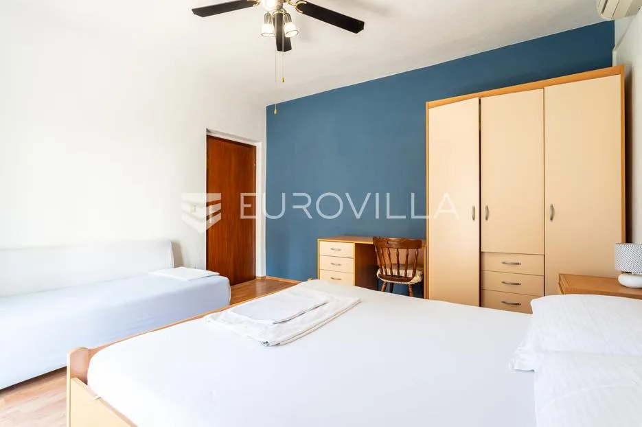 kaštel stari, komforan dvosoban stan u prvom redu do mora - slika 9