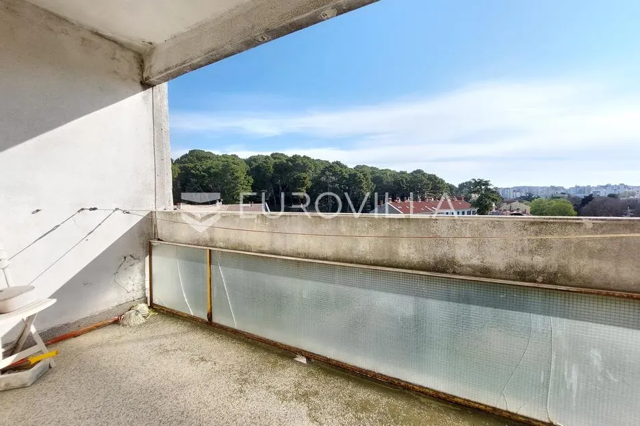 istra, pula, stan s pogledom na grad i šumu - slika 14