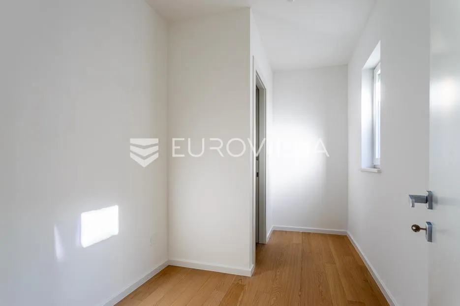 vodice, novogradnja, prostran apartman s dvorištem u centru mjesta, 148,24 m² - slika 9