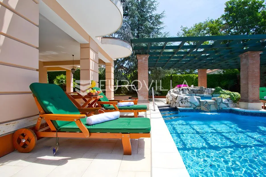 poreč, ekskluzivna vila s 430 m2, atraktivna lokacija - slika 16