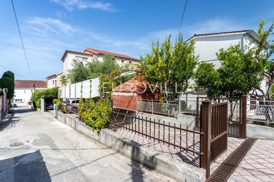 čiovo, okrug gornji, uređena kuća s bazenom tri stana, blizina plaže - slika 29
