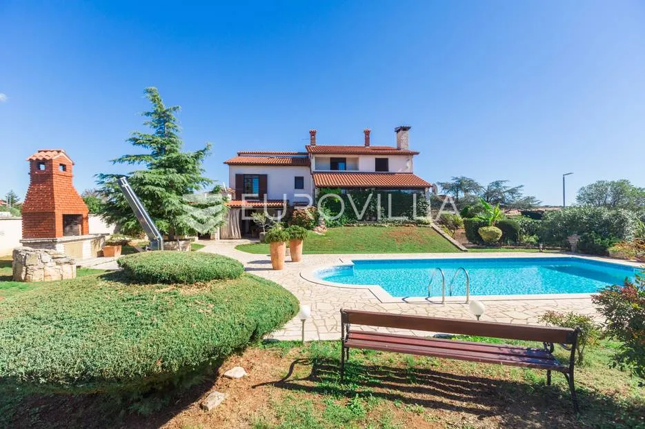 Pula, Veli Vrh, vila s 4 odvojena apartmana, bazenom i velikom okućnicom