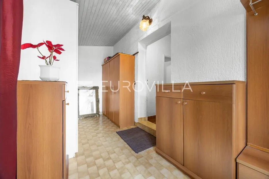 ližnjan, prostrana apartmanska kuća s tri stambene jedinice i vrtom - slika 28