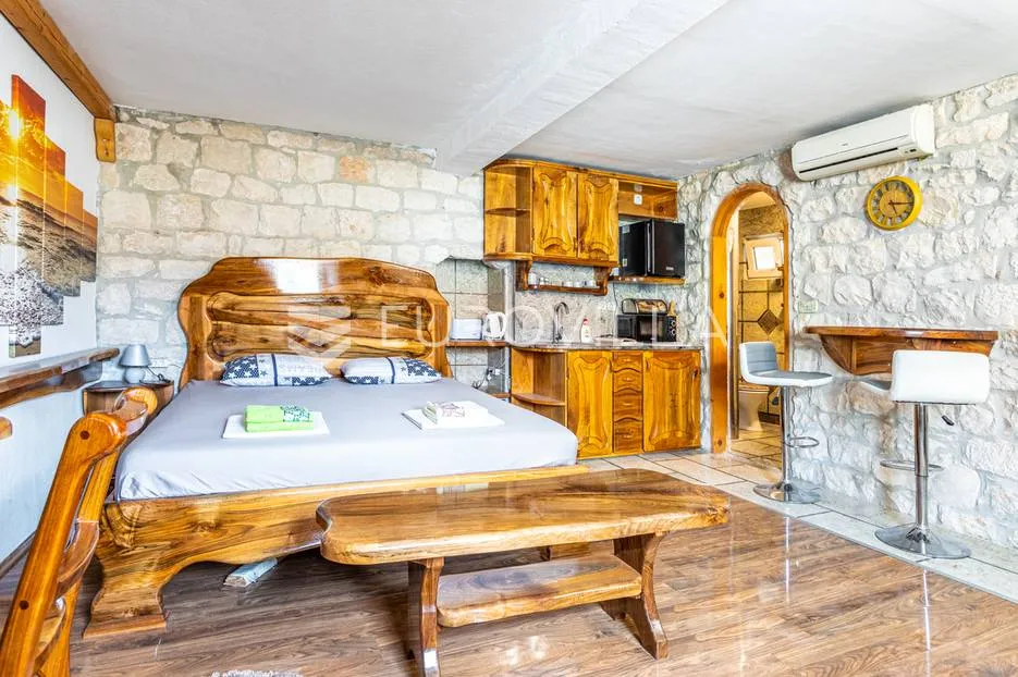 trogir, autohtona kamena kuća s pogledom na more - slika 20