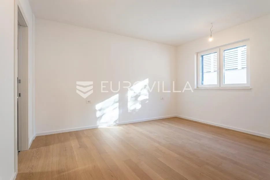 vodice, novogradnja, prostran apartman s dvorištem u centru mjesta, 146,06 m² - slika 9