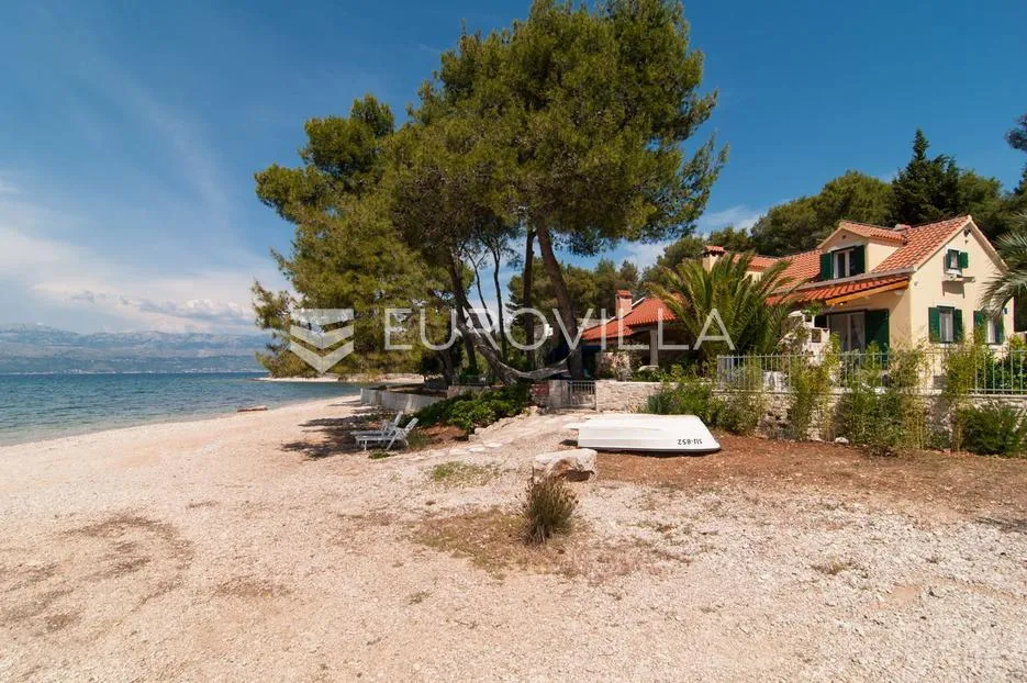 brač, lijepa mediteranska kuća na jedinstvenoj lokaciji 1.red uz more - slika 7
