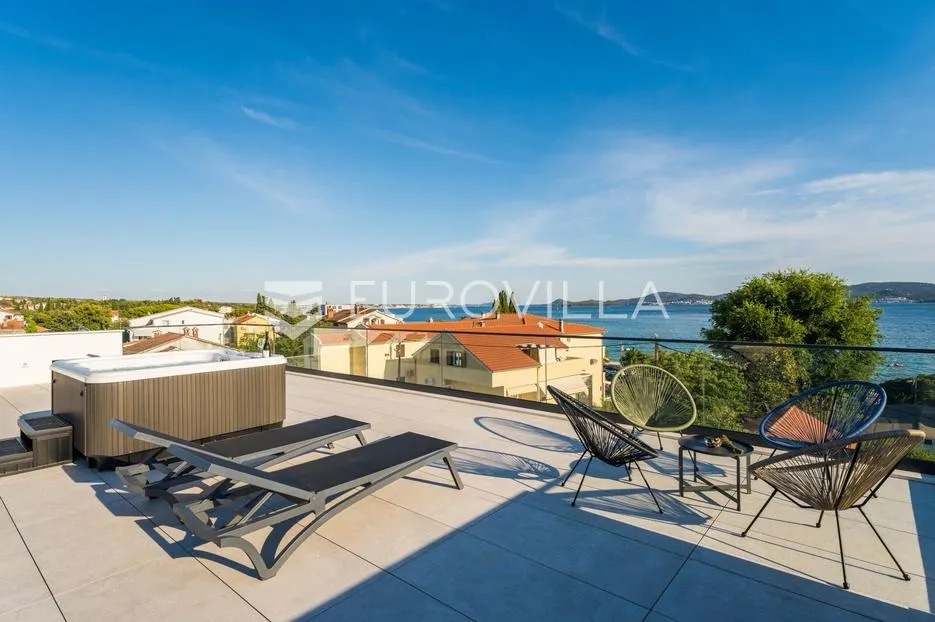zadar, sveti filip i jakov, luksuzni dvoetažni penthouse s jacuzzijem, 2. red do mora - slika 20
