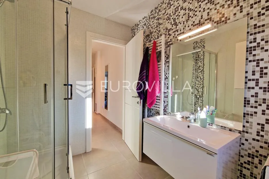 peroj, fažana, komforan stan 130 m² s vrtom 227 m² i prostranim suterenom - slika 20