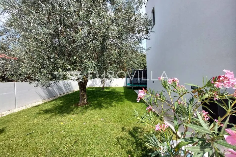 šišan, moderna villa s bazenom na mirnoj lokaciji - slika 21