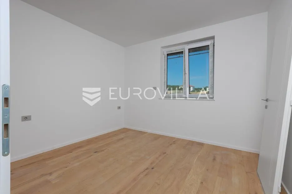 otok krk, vrbnik, moderan stan s pogledom na more, dodatnim studio prostorom i okućnicom - slika 5