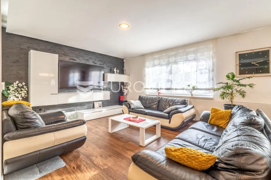 Zagreb, Dubrava, prekrasna kuća 250 m2, 2 garažna parkirna mjesta - Dubec