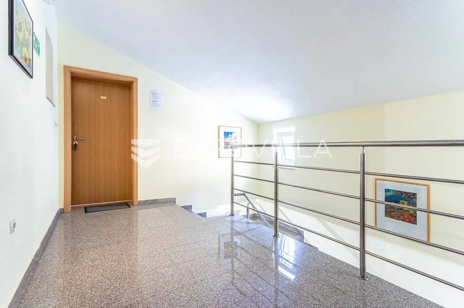 omiška rivijera- lokva rogoznica, apartmanska kuća s 8 stanova, udaljena 300 m od mora. - slika 28