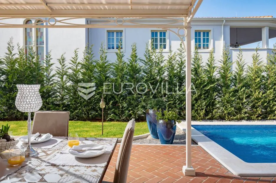 vabriga, raskošna vila od 302 m2 sa prekrasnim vrtom - slika 2