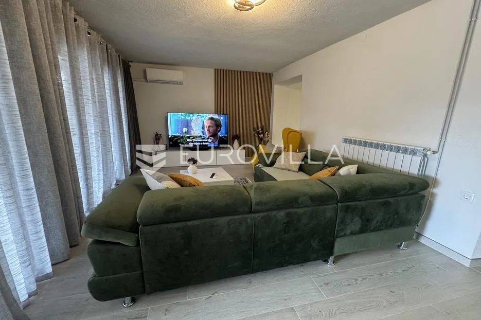 istra, vižinada, obiteljska autohtona renovirana kuća 150m2 u nizu s dvorištem - slika 8