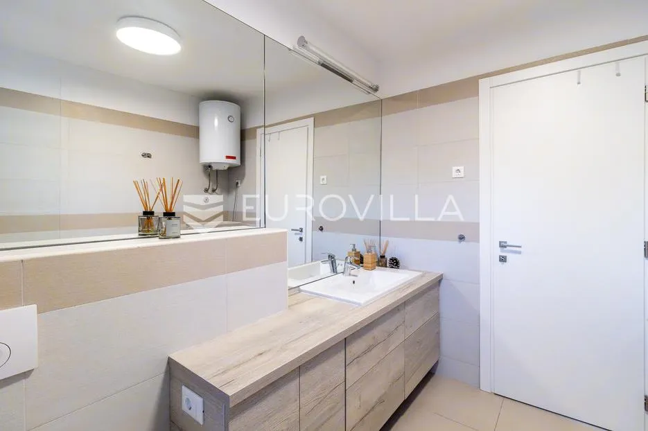 rijeka, marčelji, novouređen trosoban stan s pogledom na more i bazenom nkp 85 m2 - slika 7