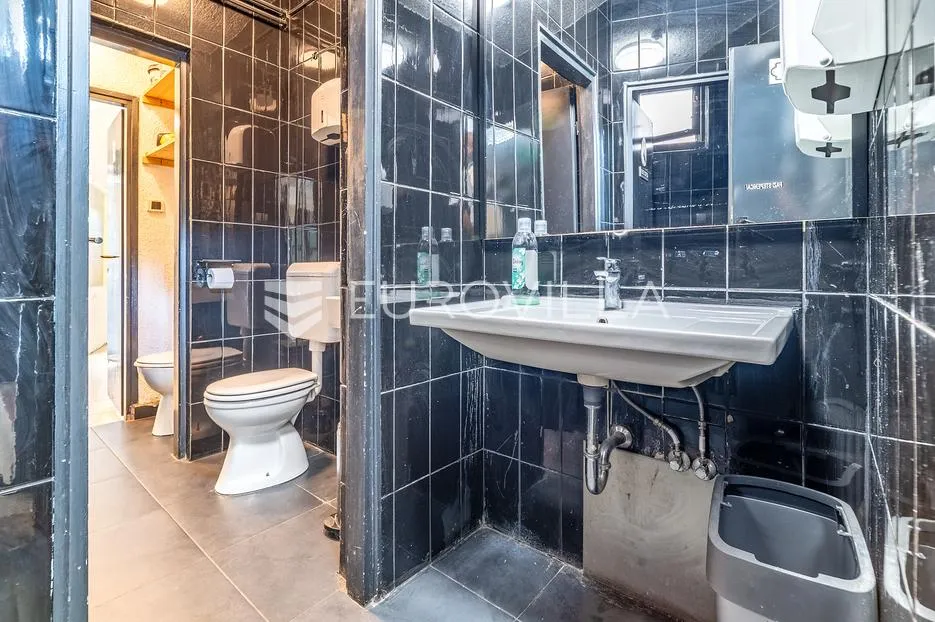 samobor, ulični dvoetažni poslovni prostor, lokal 70 m² i terasa - slika 5