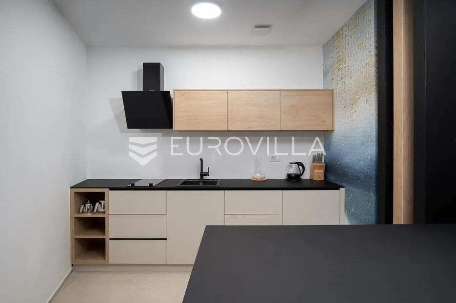 medulin, prekrasna villa od 350 m2, svega 6 m od mora s očaravajućim pogledom - slika 37