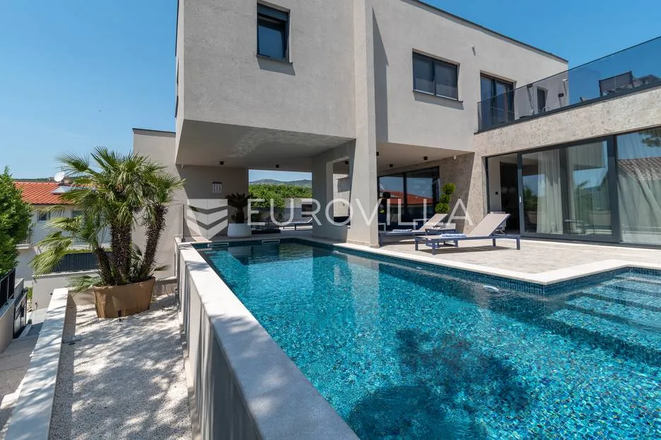 trogir okolica, moderna vila s bazenom blizu mora - slika 5