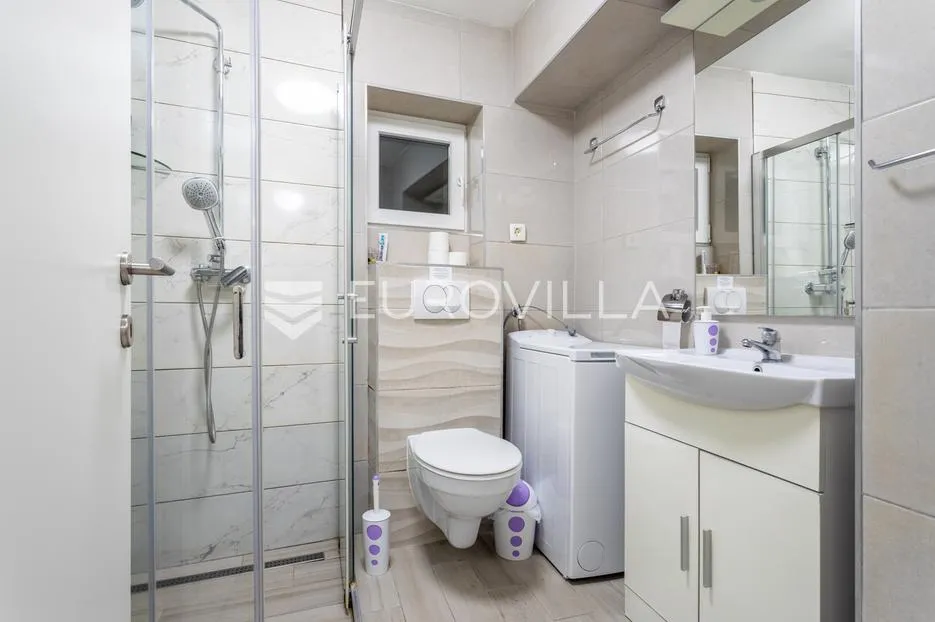 split, bol, dva namještena studio apartmana u centru grada - slika 30