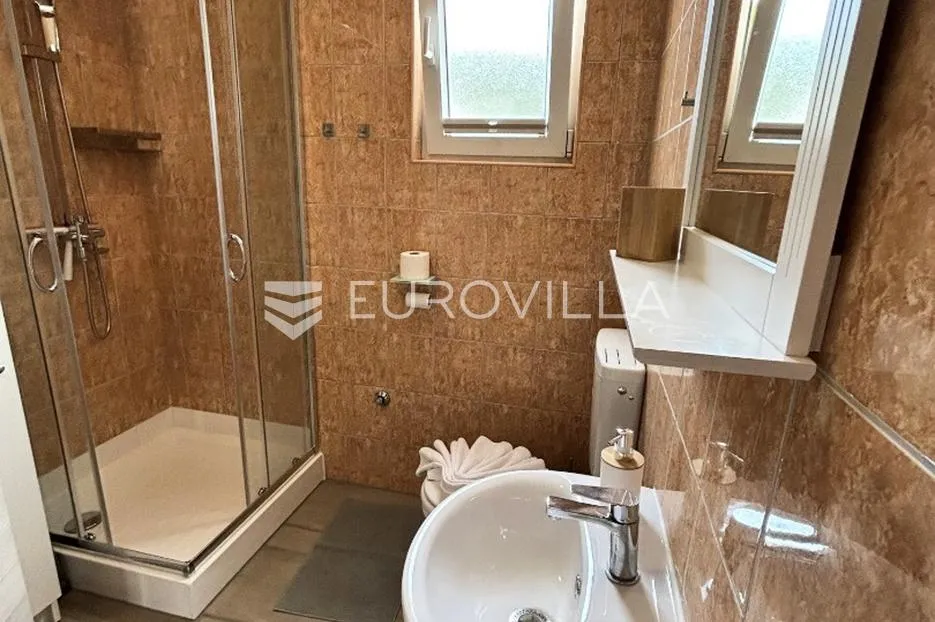 vir, atraktivna apartmanska kuća s 4 stambene jedinice udaljene 150 m od plaže - slika 42