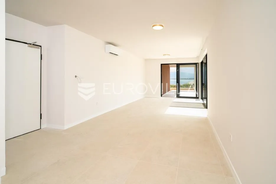 Zadar, Privlaka, luksuzni dvosoban stan 1. red do mora, 107,60 m²