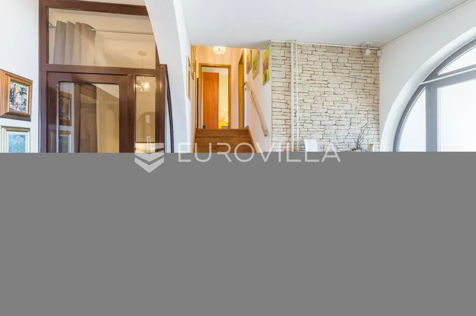 pula, veli vrh, vila s 4 odvojena apartmana, bazenom i velikom okućnicom - slika 56
