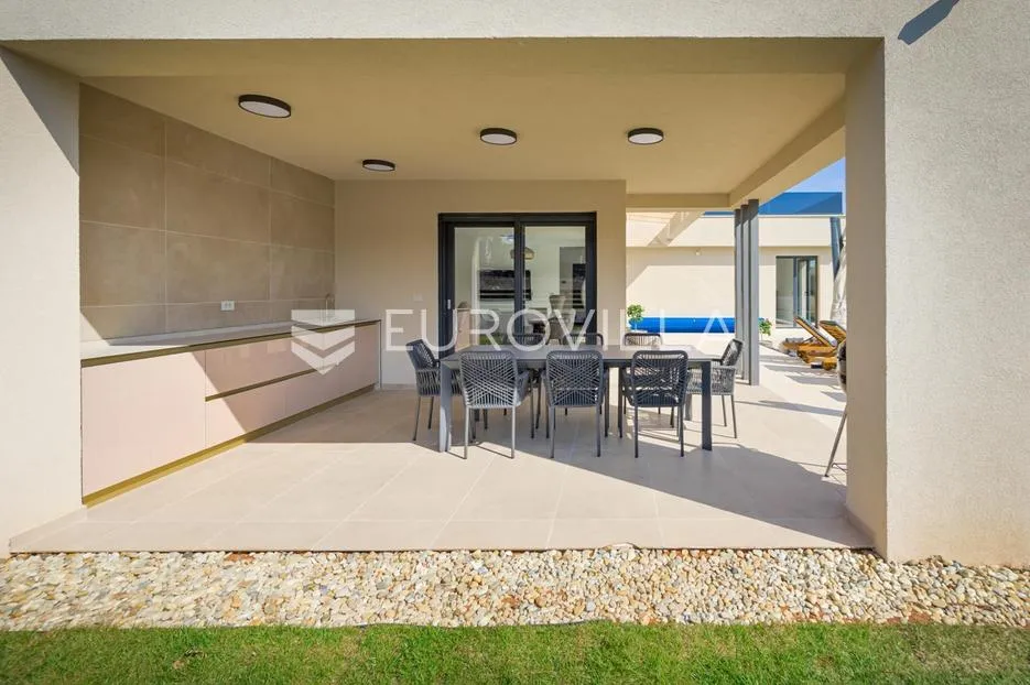 istra, rovinjsko selo, moderna kuća 210 m² s grijanim bazenom, saunom i jacuzzijem - slika 23