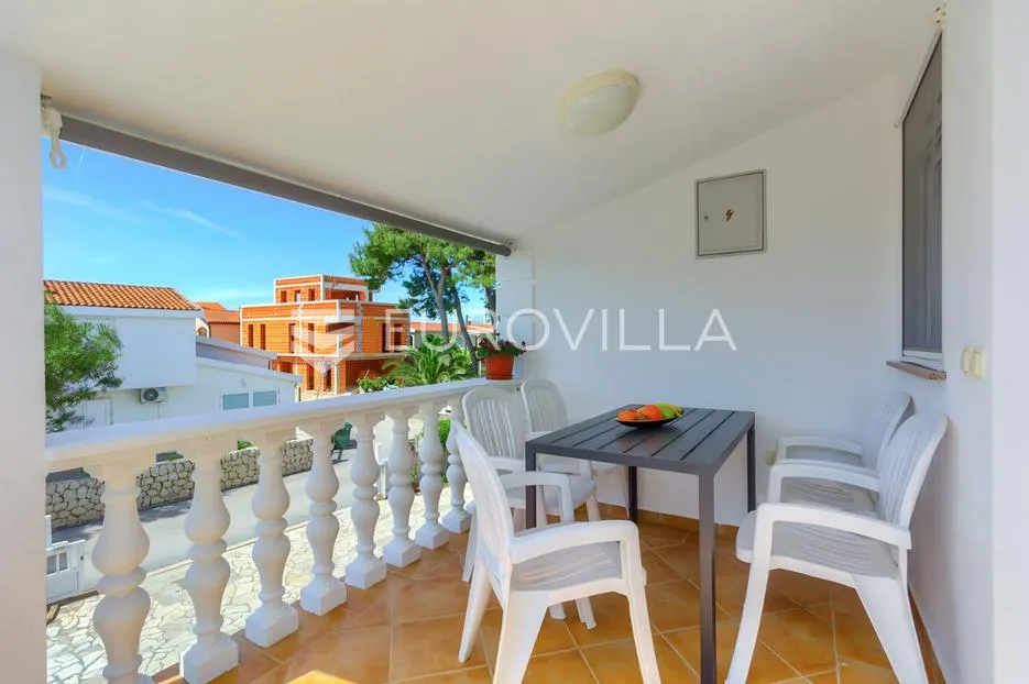 vir, atraktivna apartmanska kuća s 4 stambene jedinice udaljene 150 m od plaže - slika 12