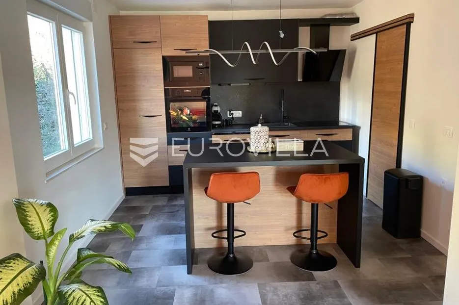 rijeka, gornja vežica, 51 m² moderno uređen, balkon - slika 2